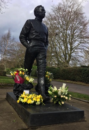 La statue fleurie pour le cinquantenaire de la disparition de Jim Clark
Contribution Raymond Goodman